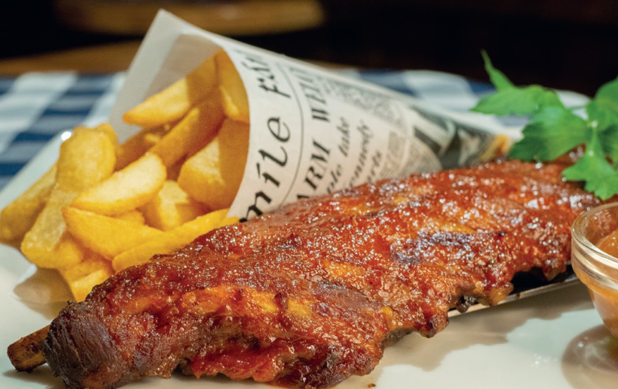 Barbecue spareribs served with chips at Kilians
